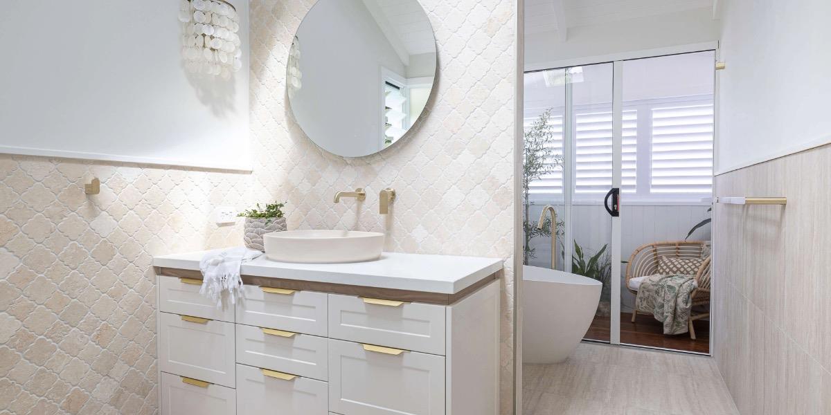 Brisbane designer Estelle Cameron (Designtank) introduced travertine mosaic wall tiles to add warmth and texture, carefully transitioning to painted walls above using a classic timber moulding. 